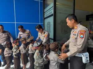 Polisi Sahabat Anak : Polresta Sidoarjo Edukasi Tertib Lalu Lintas Sejak Dini
